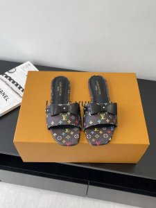 louis Vuitton 25Ss春夏新款 猫跟平底凉拖 Lv经典标志Logo 采用彩色以及鞋面的大面积底色作为对比 创造出鞋面的白三彩或者是黑三彩元素风格，