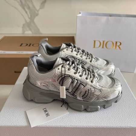 DIOR 迪奥 情侣款Chrono 运动鞋 这款 Dior Chrono 运动鞋以 Dior 的高订风格重新演绎跑步鞋。网面搭配皮革效果镶片，两侧的 CD 标志 - 点击图像关闭