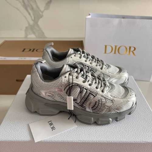 DIOR 迪奥 情侣款Chrono 运动鞋 这款 Dior Chrono 运动鞋以 Dior 的高订风格重新演绎跑步鞋。网面搭配皮革效果镶片，两侧的 CD 标志