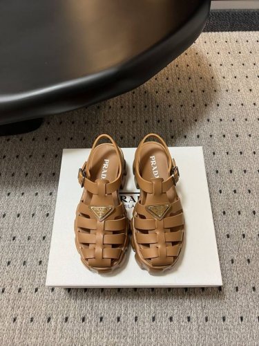 prad* 24 厚底罗马凉鞋 超火爆prad*普拉达 最新春夏锯齿罗马编织超轻厚底 凉鞋 复古时髦前卫的轮齿 让整双鞋轻便舒适鲜艳色彩满足不同风格时髦人士的多