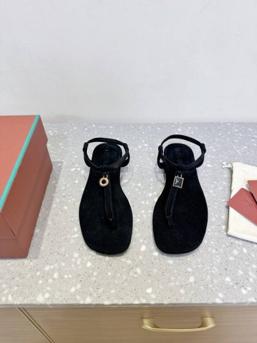 现货 Loro piana 25Ss春夏新款 英伦 夹脚 凉鞋 原来这就是传说走两万步都不会累脚的夹脚凉鞋把颜值和脚感都拿捏住了 上脚一走就会被彻底沦陷 极简的