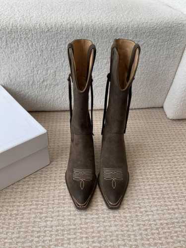 Celine 赛琳 24ss秋冬新品 复古粗跟 切尔西 尖头 铁扣长靴 高靴 骑士靴 塞琳这一季好看的款式真的是很多 比如这款军靴就很机车风 重点夸夸靴筒设计