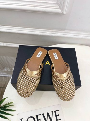 出 Alaa 阿莱亚25Ss春夏新品 钻面平底渔网人字拖穆勒鞋 alaa作为这两年最受欢迎的鬼才设计师品牌 设计简单 奢华的质感让你爱不释手 不想满大街撞款的可