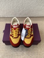 鬼塚虎 Onitsuka Tiger Ultimate 81 织物系列融合经典设计与现代工艺，打造出兼具复古与时尚的鞋款。织物材质轻盈透气，提供舒适的穿着体验，