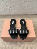 P310Miu'miu 25Ss 春夏 方形钻扣拖鞋 金色 小羊皮 对版平底设计 系列 Miu'miu 经典舒适 制作 原版一致 意大利真皮大底 高版本 原版一