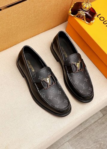 商品商标：Louis Vuitton 路易威登 休闲皮鞋 正码码数: 38-44 45.46订制 商品材料：精选 进口头层老花牛皮鞋面+奢华五金扣，进口头层牛皮