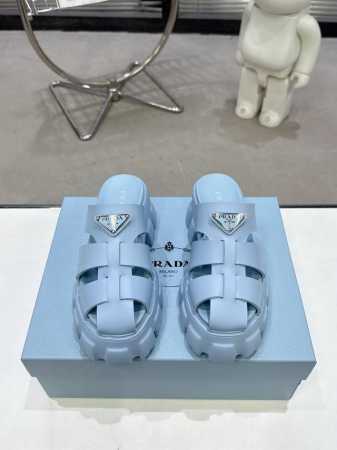 出厂价P P290，2025独家版本 超火爆 Prada普拉达三角扣锯齿罗马厚底橡胶发泡超轻凉鞋 复古时髦前卫，鞋面完美还原原版工艺，让整双鞋轻便舒适，满满的渡 - 点击图像关闭