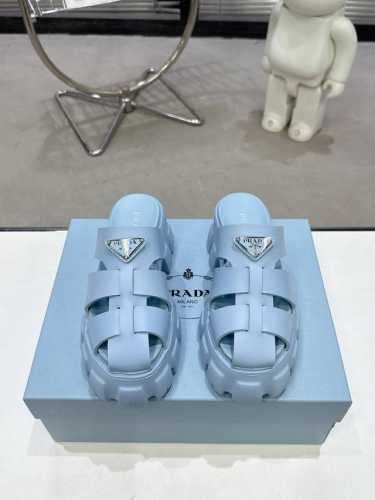 出厂价P P290，2025独家版本 超火爆 Prada普拉达三角扣锯齿罗马厚底橡胶发泡超轻凉鞋 复古时髦前卫，鞋面完美还原原版工艺，让整双鞋轻便舒适，满满的渡