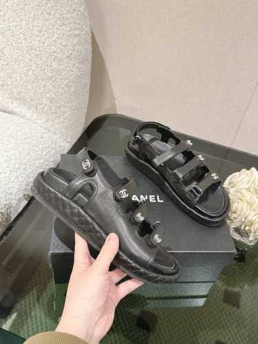 25C 春夏经典款 沙滩鞋全网爆爆爆 专柜最新款 上脚依然让我心甘情愿剁手入 购入手才会知道它的时髦 人气爆款必须得有它排名 四季搭配都无敌了 各种博主 网红范