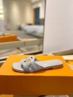 Louis Vuitton 路易威登 本款 Lv Isola 平底凉拖采用柔软牛皮革，令宽幅鞋面呈现镂空 Lv Circle 标识 ，追寻跨越时间的经典格调。多