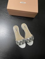 Miu Mi* 新品拖是时尚与甜美的完美融合。柔软的皮质鞋面，搭配闪耀水钻饰扣，简约中透着精致。一脚蹬的设计，随性又自在，无论是搭配裙装还是裤装，都能轻松打造出