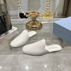 出厂 男款10情侣款Prada普拉达25春夏走秀新款平底方头包头半拖 简单的设计大概就是它最让人喜欢的点 不是烂大街的那种 很有自己的品牌个性！上脚美爆好看又时