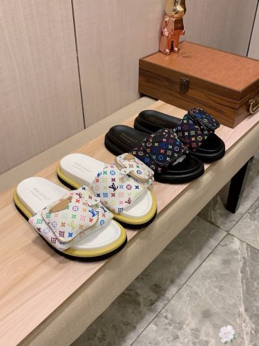 拖鞋: 新款: 厂价 Lv* 系列拖鞋顶级代购情侣2025专柜同步发售，意大利进口原版精选布料，做工考究， ，鞋底： 超舒适 原厂特供原版底，独家双层活动成型底