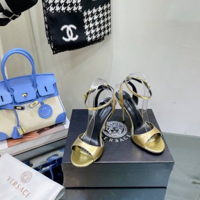 跑量价 独家新款Versace 范思哲21s秋季新款秀 场米兰秀场同简约干练的版型，童话般的亚特兰蒂斯或神奇的海洋主题，明亮的荧光色和各种彩色配色，鲜艳的颜色和
