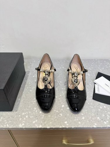 漆皮 Chanel 小香 25Ss早春新款 粗跟玛丽珍 单鞋 复古法式优雅感，高级感十足 香奶奶菱格中空玛丽珍凉鞋，最近很火的一双凉鞋！露脚设计直接拉长腿型！很
