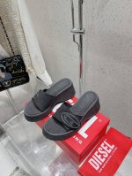 Diesel小众潮牌厚底拖鞋 今年谁还没拥有Diesel的搭配神器 你们这群辣妹都入手了吗？无论是鞋子衣服包包都太太太好看了！ 鞋面采用牛皮 进口定制牛仔布面