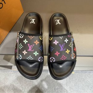 码数38-46 L.V 驴家高端男士夏季拖鞋 经典老花系列 一字带宽松设计 别致的色彩拼接效果 个性鲜明 时尚潮流穿搭必备款式 轻盈舒适 轻质韧性橡胶内底 微型