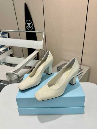 Prada普拉达顶级版本 2025重磅推出普拉达高跟鞋，8.5cm跟高，女人味十足的必入单品 PRADA早春T台走秀网红同款＂造梦不夜城＂，Prada能在重要场