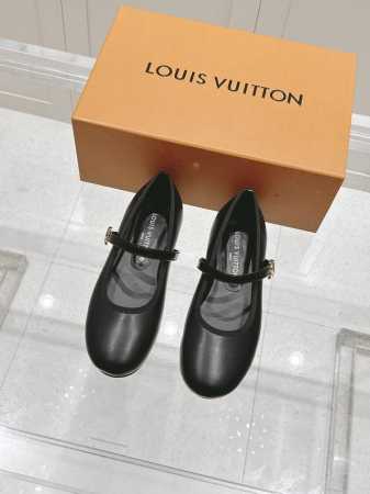 Louis Vuitton 路易威登春夏 村上隆 联名玛丽珍时装平底芭蕾舞鞋 春夏秀场出镜超多名模上脚 简约大方非常百搭 鞋面采用原版牛皮，Lv彩色老花标识点缀 - 点击图像关闭