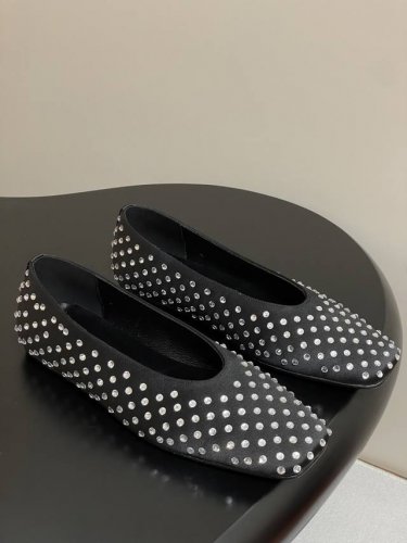 2025早春新款Magda Butrym方头水钻缎面芭蕾舞鞋平底单鞋 一双颇具时尚感的平底单鞋 鞋面上密密麻麻地镶嵌着闪亮的白色水钻 在光线照射下熠熠生辉 为整