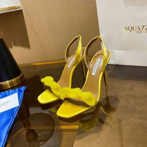 Aquazzura 新款凉鞋 官网一致 代购版本 面料采用原版定制真丝制成，饰有闪闪发光的施华洛奇水钻手工制作而成，并搭配原版开模鞋跟。适合派对的设计适用各种套