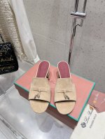 Loro Piana 25春夏Lp顶级版本英伦宝石吊坠夹脚平底拖鞋凉鞋 原来这就是传说走两万步都不会累脚的夹脚凉鞋把颜值和脚感都拿捏住了，上脚一走就会被彻底沦陷