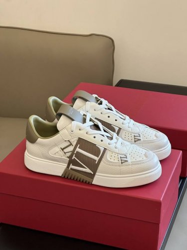 出厂: Valentin O 23秋冬新色上线 情侣款 顶级版本 鞋面设计真是细节满满 织带刺绣 以及不同纹路的皮质的拼接运用 视觉上真的很精细了 鞋底组合而成