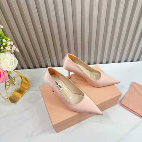 工厂 2024 新款新品 MIU MIU 全新超美装饰搭配,时尚淑女气质十足 双色拼接 又不乏美艳色彩,外侧附带弹力象巾 上脚非常方便意大利引进的原版楦头是最新