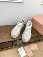 顶级版本miumiu缪缪2024秋冬新款增高厚底休闲运鞋 MiuMiu秀场适当独一无二的擦色工艺工艺来自Miu Miu系列的细节特写 新季的潮流要素一 与此刻挚