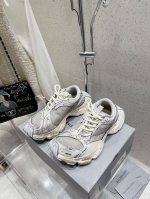 情侣款 Balenciaga巴黎世家最新订书机 老爹鞋 情侣款 休闲这双鞋特点可以用三个关键词概括：复古，阔型，老爹鞋 配送专柜精美包装 面料：原版定制进口科技