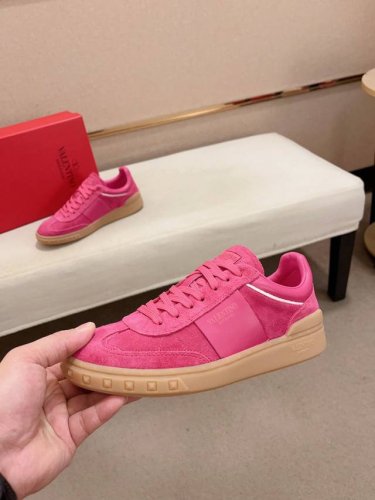 原单品质 市场顶级版本 Valentino 华伦天奴 最新时装周走秀 情侣 款 ，独特设计时尚一族特现脚瘦一款百塔的时尚产品 面料：鞋头采用高丝光三角纹牛皮与a