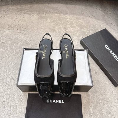 chanel香奈儿 2025春款 专柜顶级双C凉鞋 这款经典设计；不平凡的双C拥入了多种配色元素 多元化混搭非常好看百搭，上脚非常轻巧 舒适超级秀气优雅的一款户