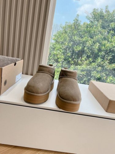 出厂 顶级版本 ugg冬季新款女同款休闲舒适厚底圆头棉靴雪地靴 它的优点就是特别轻又好走路 跑步都没问题搭任何的裤子都可以 露不露可爱的毛边都好看搭配修身裤十袜
