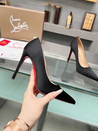 冲量价: ChristianLouboutin路铂廷 CL红底鞋‖ 全球限量！来自拉斯维加斯的祝福灵感来自拉斯维加斯的炫彩霓虹 百年经典永不下架款 手工制作，精