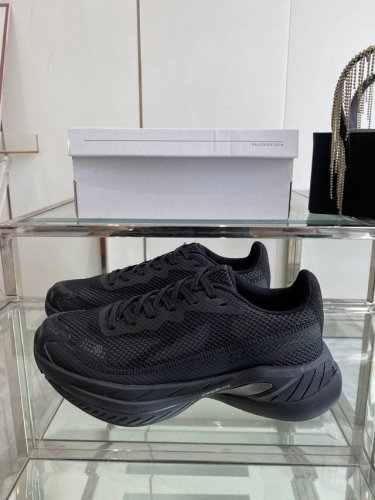 Mm6 X Salomon 25Ss新品联名款 运动鞋 Spectur 2是Mm6 Maison Margiela与Salomon合作的2025春夏系列鞋款 以