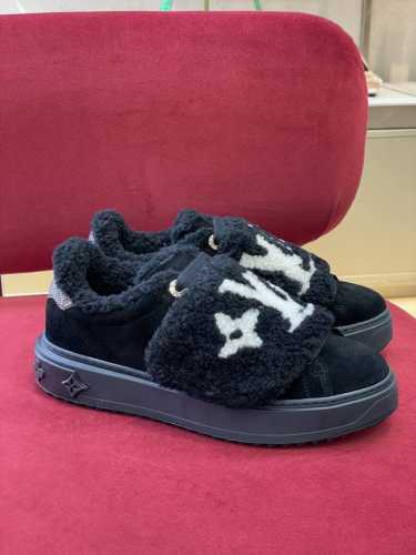 time out sneakers lv2024秋冬厚底运动鞋新品 经典麂皮面厚底运动鞋搭配羔羊毛元素， 这真是温柔又俏皮，时髦满分 原版tpu鞋底 size3