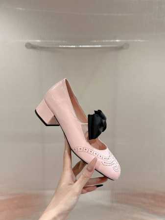 Miu Miu 缪缪 25 早春新品 专柜主打最新走秀款 复古玛丽珍粗跟单鞋缪家高货 顶级工艺打造精品质感 无敌舒适 绝对是一见钟情款！时尚百搭，人手必备！鞋面 - 点击图像关闭
