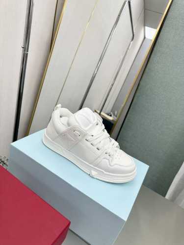 顶级版本。 品牌：Valentino 华伦天奴 等级： 最新时装周走秀 情侣 款 ，厚底的独特设计时尚一族特现脚瘦一款百塔的时尚产品 面料：鞋头采用高丝光三角纹