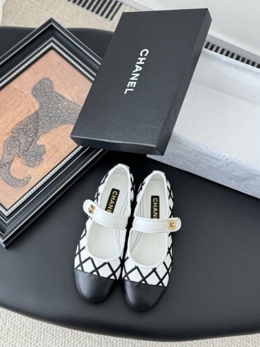 Chanel 25S走秀款玛丽珍单鞋 简约又不失甜美俏皮 立体电绣Logo 纯色面料清爽易搭 搭配扣子更加跟脚 内里羊皮 真皮大底 size:35-40