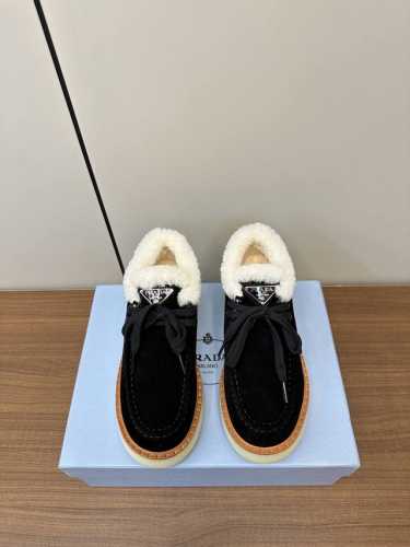 Prada 24秋冬新款羊毛款厚底乐福鞋 复古休闲运动鞋再次升级 鞋舌新增品牌Logo三角形装饰设计 立体有质感 原版1:1开发 经典款鞋型特别的耐看 面料：牛
