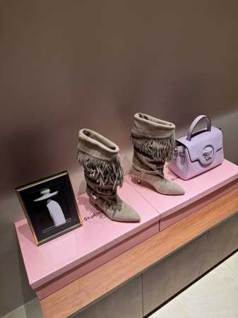 Isbel marant24秋冬新品 秀款铆钉牛仔西部靴 一眼就心动的铆钉靴 来自小众品牌伊莎贝尔 穿着超级舒服 封神款 这个秋冬必备的单品 慵懒风的感觉真的随 - 点击图像关闭
