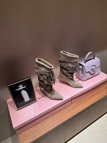 Isbel marant24秋冬新品 秀款铆钉牛仔西部靴 一眼就心动的铆钉靴 来自小众品牌伊莎贝尔 穿着超级舒服 封神款 这个秋冬必备的单品 慵懒风的感觉真的随