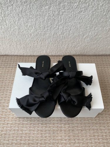 莞产The Row 真丝绸缎蝴蝶结拖鞋高品质极简小众还得看Tr 春夏新款性感猫跟极简拖鞋 一如既往的简单 超强设计感 线条简洁流畅 虽然没有过多的元素点缀 但真