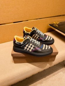 工厂p批 巴宝莉 男鞋高端品牌 官网1：1最新力作：鞋面采用意大利官网原版专用科技布面料搭配原版舒适透气内里原版指定防滑大底制作让行走更加便捷舒适！独家新款，惊