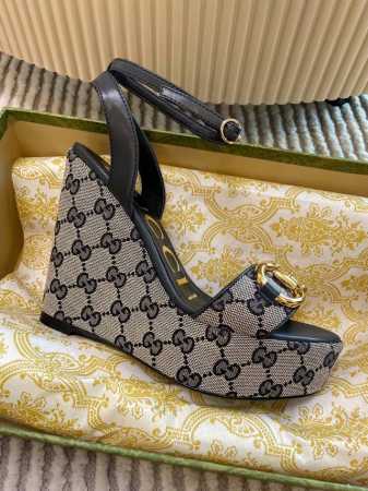 Gucci 古奇 2024ss新款凉鞋，每个细节皆经过精心细致打造 面料：牛皮 品牌双G布艺 内里：高端定制羊皮 大底：意大利进口真皮大底 尺码：35-40 跟 - 点击图像关闭