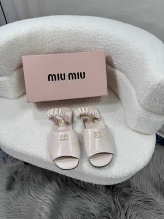 橙子出厂价p Miumiu 缪缪 春夏新款 鱼嘴平底凉鞋 露趾罗马鞋 沙滩凉拖 柔软又好穿 超级仙女 真的好甜 少女心 让所有女生们无法抗拒～ 码数：35-40 - 点击图像关闭