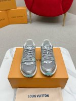 实价： 情侣款 Lv 路易威L家 驴牌 最新Olympia系列 情侣款 银角大王 休闲 运动鞋 跑鞋 本款 Lv Olympia 运动鞋融合网格面料与金属质感合