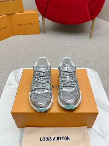实价： 情侣款 Lv 路易威L家 驴牌 最新Olympia系列 情侣款 银角大王 休闲 运动鞋 跑鞋 本款 Lv Olympia 运动鞋融合网格面料与金属质感合