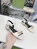 gucci古驰2025新款马衔扣凉鞋！高跟百搭显瘦、受用原版1:1五金！ 面料：采用头层牛漆皮！ 内里：垫脚羊皮 颜色：黑色 白 粉 跟高：3厘米 码数：35-