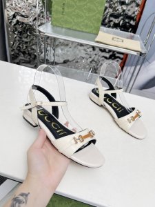 gucci古驰2025新款马衔扣凉鞋！高跟百搭显瘦、受用原版1:1五金！ 面料：采用头层牛漆皮！ 内里：垫脚羊皮 颜色：黑色 白 粉 跟高：3厘米 码数：35-